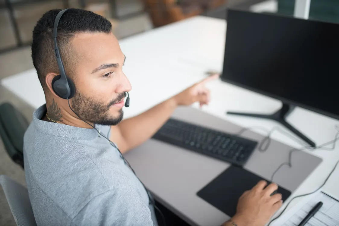 Technicien du support informatique de CMP à son poste de travail