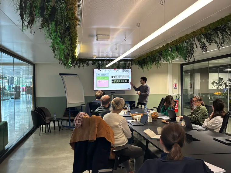 Atelier Vigie Factory — un consultant présente les fondamentaux de l'intelligence artificielle à une équipe cliente.